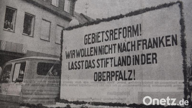 Auch beim Faschingszug in Mitterteich 1971 war die Landkreisreform ein Thema. Überlegungen, einige nördliche Gemeinden des Stiftlands einem Großlandkreis Marktredwitz zuzuschlagen, kamen in der Bevölkerung nicht gut an, blieben aber ohne Bedeutung. Repro: Adam Gammanick