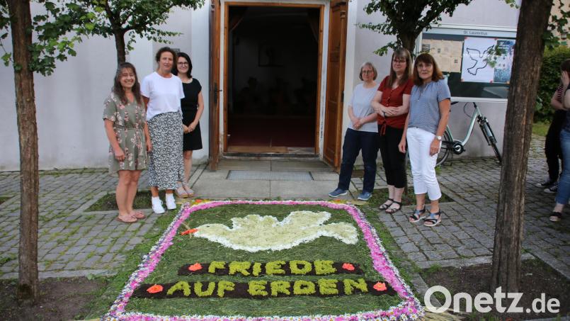 Der Blumenteppich mit Friedenstaube vor der Expositurkirche Gaisthal war nicht nur ein Hingucker, sondern spiegelte auch das Motto der Andacht. Bild: muk