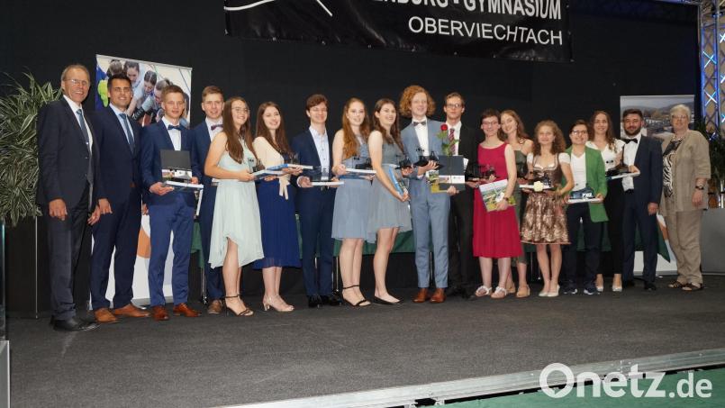 Schulleiter Ludwig Pfeiffer und Bürgermeister Rudolf Teplitzky (von links) sowie die stellvertretender Schulleiterin Christine Paschen und Oberstufenkoordinator Stephan Sturm (von rechts) freuen sich auf der Abiturfeier am Ortenburg-Gymnasium Oberviechtach mit den 14 besten Abiturienten (Notendurchschnitt bis 1,5). Bild: wel