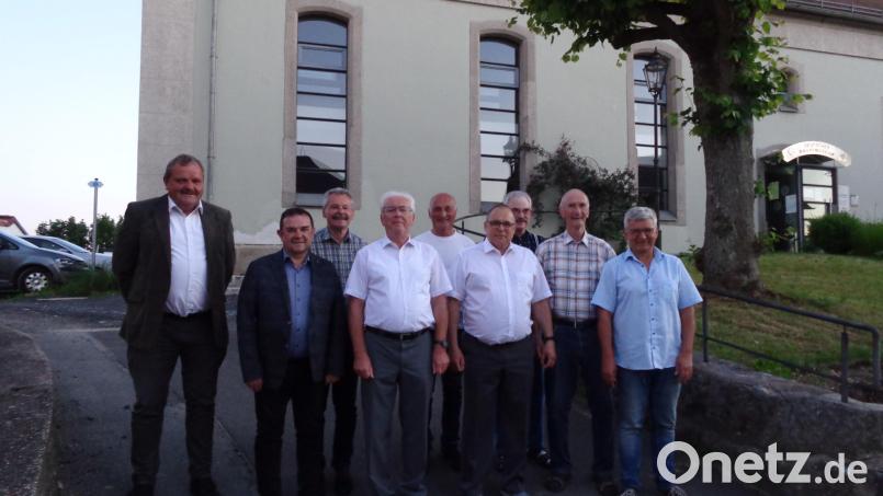 Der Männergesangverein hat einen neuen Vorstand und ein neues Ehrenmitglied. Das Bild zeigt von links Zweiten Bürgermeister Michael Schedl, Stadtpfarrer Konrad Amschl, Schriftführer Sigmund Schütz, Vorsitzenden Herbert Ulrich, Jubilar Reiner Wolf, stellvertretenden Vorsitzenden Steffen Braunert, Fahnenträger Engelbert Eckert, Ehrenmitglied Norbert Danhof und Dirigent Kurt Weiß. Bild: Sigmund Schütz/exb