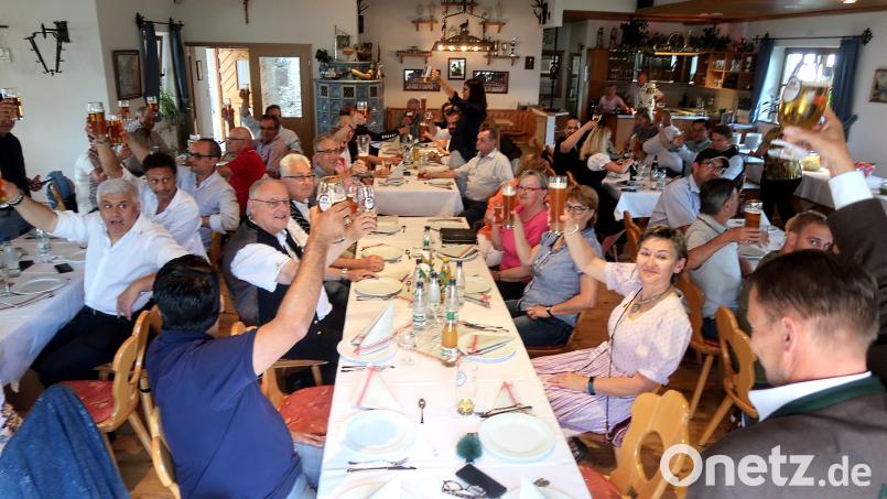 Die Gäste heben im Vereinsheim &quot;Almrausch&quot; die Gläser: Ein Prosit auf ein Festwochenende. Bild: Kunz