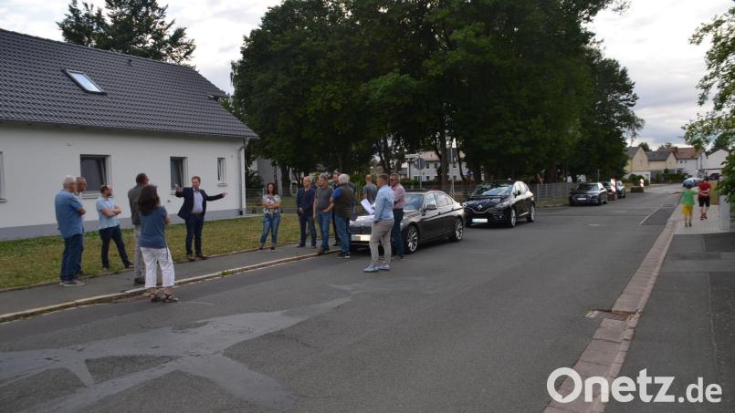 Weitere Pflanzinseln, eine Tempo-30-Markierung auf der Straße und eine Messanzeige sollen die Durchfahrtsgeschwindigkeit in der Ludwig-Thoma-Straße senken. Bürgermeister Christian Porsch (Sechster von links) erläuterte dem Bauausschuss die mit der Polizei besprochenen Möglichkeiten. Bild: ak