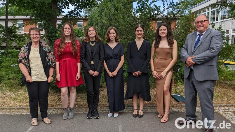 Oberstufenkoordinatorin Margit Stark (links) und Schulleiter Stefan Niedermeier (rechts) sind stolz auf die fünf Jahrgangsbesten: (von links) Sina Fiedler, Pia Lippert, Amelie Schöpe, Carla Kleeberger und Karolina Lilova. Bild: Sascha Fuchs/fph