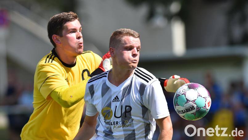 Niklas Lang (rechts) auf dem Weg zum dritten Weidener Treffer: Die SpVgg SV siegte in einem Testspiel gegen die SG Quelle Fürth mit 3:1. Bild: A. Schwarzmeier