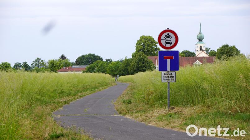 Ins Blickfeld der Wohnbebauung bleiben die landwirtschaftlichen Flächen östlich der Kirche. Rund um sie herum ist die Wohnbebauung angesiedelt. Bild: bkr