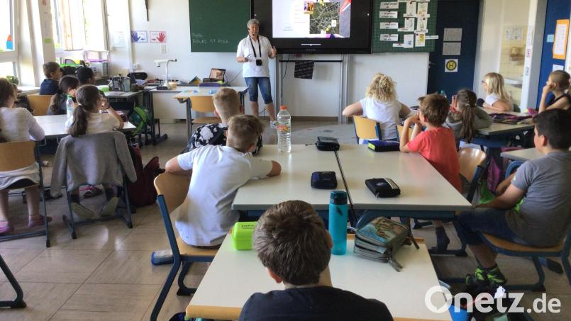 Bettina Zwicknagel wies die Schüler auf Gefahren im Internet hin. Bild: Graf-Ruetz/exb