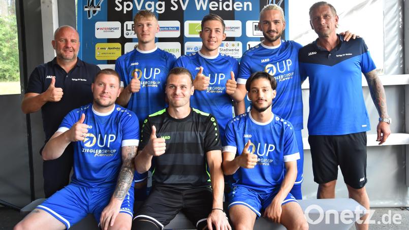 SpVgg-SV-Vorsitzender Michael Kurz (stehend, links) und Trainer Andreas Scheller (stehend rechts) freuen sich über die Neuzugänge Max Legler, Kevin Grünauer, Kenan Muslimovic (stehend von links), Michael Jonczy, Fabian Scharnagl und Fatih Boynügrloglu. Bild: A. Schwarzmeier