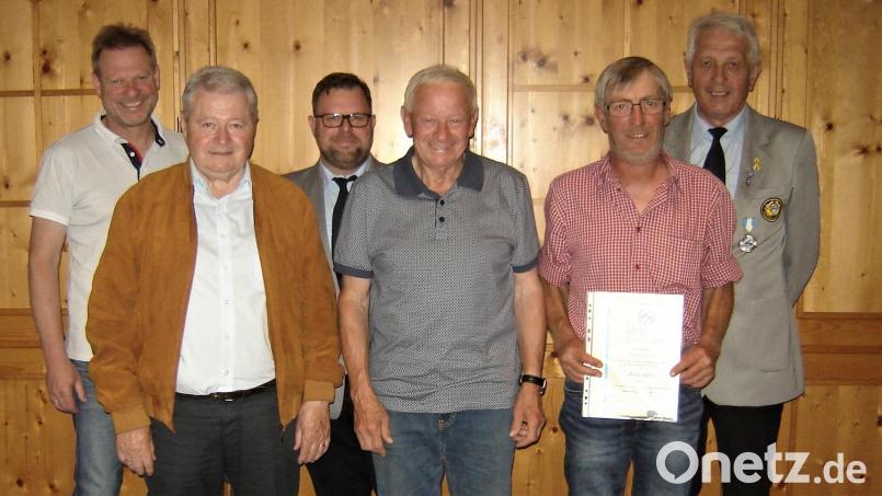 Vorsitzender Hubert Eckl (rechts), Daniel Rupprecht (Dritter von links) und Bürgermeister Alwin Märkl (links) ehrten Altbürgermeister Norbert Probst (Zweiter von links), Hans Scharnagl (Dritter von rechts) und Franz Scharl (Zweiter von rechts) für 30 Jahre mit einer Urkunde und der Treuenadel der Kameraden- und Soldatenvereinigung. Bild: bas