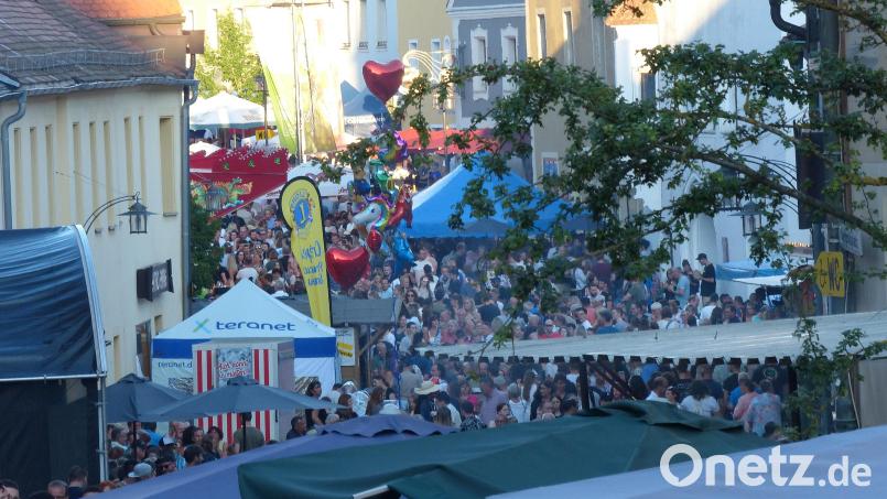 Ganz Sulzbach-Rosenberg und viele Gäste aus dem Um- und Ausland flanieren auf der Festmeile, feiern und genießen kulinarische Köstlichkeiten. Es ging friedlich zu - sagte auch die Polizei. Bild: mfh