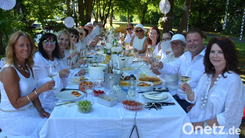 Beim &quot;Dinner in Weiß&quot; genossen mehr als 30 Leute im Park an der Parkstraße in Mitterteich einen lauen Sommerabend. Organisiert hatten das Ganze Andrea Forte (rechts) sowie (von links) Claudia Tietze, Erna Burger und Regina Werner von „Gaudipower“. Bild: jr