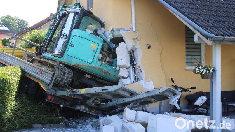 Ein Bagger ist in Schalding (Niederbayern) mutmaßlich beim Abladen gegen eine Hauswand gerutscht und beschädigte das Haus schwer. Ein Großaufgebot war im Einsatz, da vermutlich auch eine Gasleitung beschädigt wurde. Bild: Helmuth Riedl/zema-medien.de/dpa