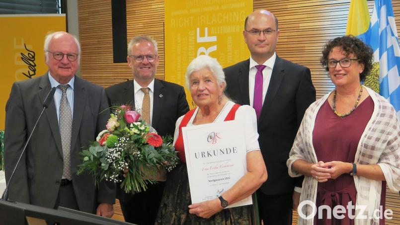 Erika Eichenseer (Mitte) erhielt den Nordgaupreis für Heimatpflege. Kulturbund-Präsident Volker Liedtke, Oberbürgermeister Andreas Feller, Heimatminister Albert Füracker und BR-Redakteurin Evi Strehl (von links) gratulierten. Bild: Hirsch