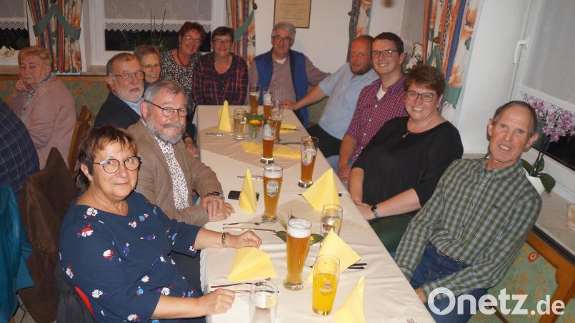 Johann Köppl, der Vorsitzende des Partnerschaftsvereins, und Bürgermeisterin Anita Forster (von rechts) freuen sich über den Besuch der französischen Freunde im Oktober 2021. Im Bild Martine Bonfanti (fungiert als Übersetzerin) und Neufmanils Bürgermeister Dominique Wafflard (von links) sowie Zweite Bürgermeisterin Delphine Gontarek (hinten Mitte). Archivbild: wel