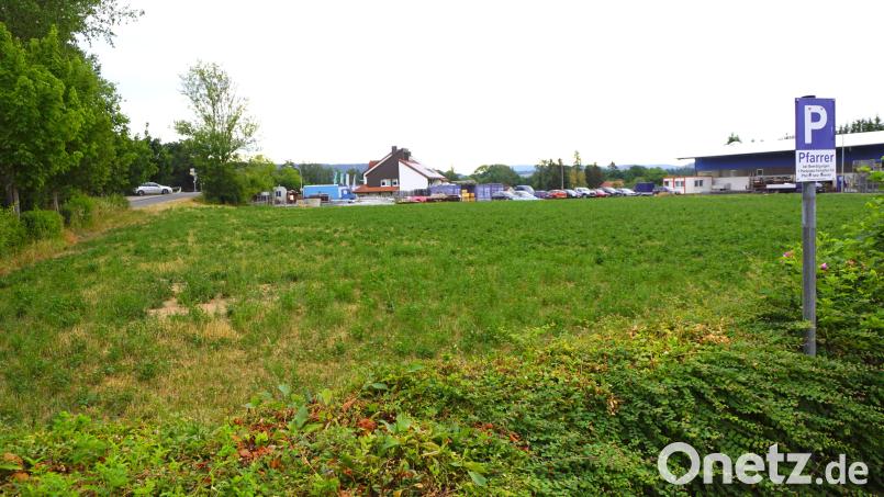 Eine Produktionshalle einer Metallbaufirma wird auf der freien Fläche östlich des Friedhofs entstehen. Viel Grün wird sie nach den Plänen vom Gottesacker optisch trennen. Bild: bkr