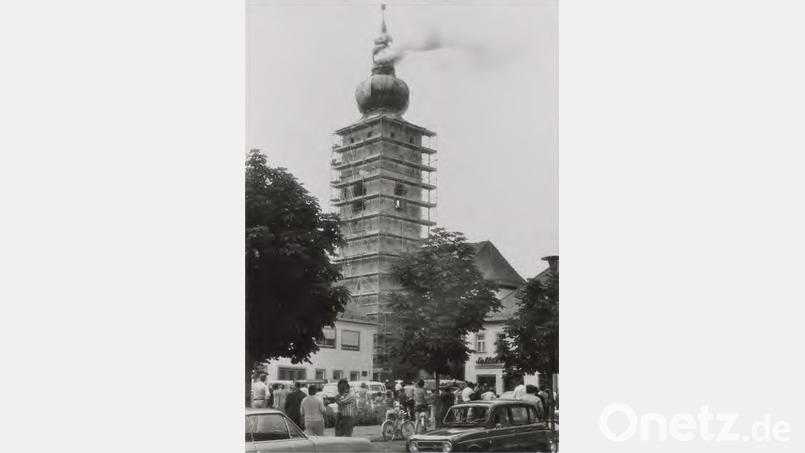 Vor genau 50 Jahren brannte der Kirchturm der Stadtpfarrkirche Mariä Himmelfahrt in Tirschenreuth das letzte Mal. Der Schaden hielt sich dank des beherzten und raschen Eingreifens der Feuerwehr in Grenzen. Archivbild: Adam Gammanick