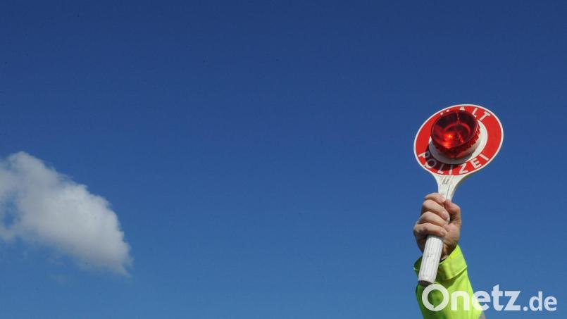 Mehrere Streifenfahrzeuge versuchten einen Audifahrer bei Regensburg zu stoppen. Symbolbild: Patrick Seeger/dpa