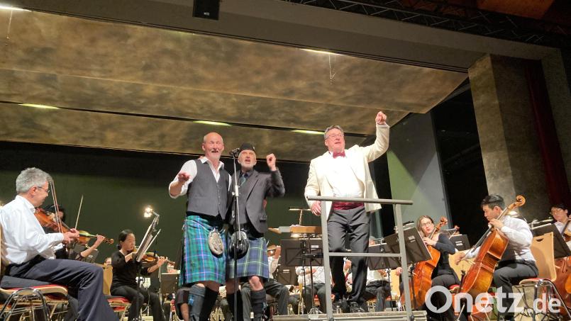 Die Hofer Symphoniker mit Richard Morrison, Duncan Mathew McKelvie und Russell Harris (stehend, von links) begeisterten beim Konzert „The Music of Scotland – Reise nach Schottland“ im Kettelerhaus. Bild: Stadt Tirschenreuth/exb