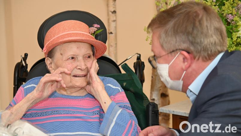 Maria Haas und Oberbürgermeister Michael Cerny, der der Jubilarin zum 100. Geburtstag gratulierte. Bild: gf
