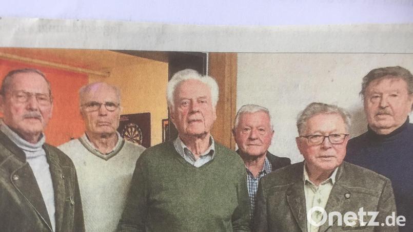 Das Vorstandsteam vor dem Wappen: (von links): Vorsitzender Werner Scharf, alter Schatzmeister Peter Gronde, Beisitzer Heinrich Ederer, Schriftführer Manfred Donhauser, Beisitzer Hans Hummel und 2. Vorsitzender Franz Schwemmer. Bild: exb