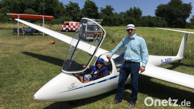 An Ostern hat er mit dem Fliegen begonnen, nur neun Wochen später durfte Kristian Soloviov (im Cockpit) zum ersten Alleinflug starten. Fluglehrer Christoph Debler gratulierte. Bild: Katrin Rogenhofer/exb