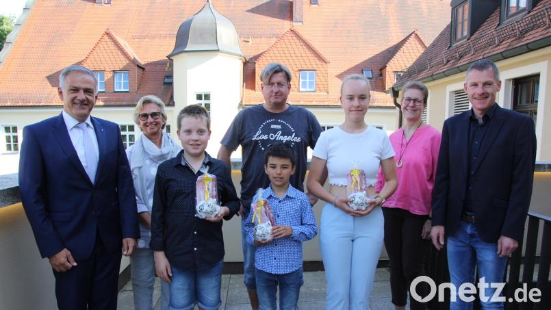 Der Landkreis Tirschenreuth zeichnete erfolgreiche Musikschüler aus. Unser Bild zeigt (vorne, von links) Landrat Roland Grillmeier, Lukas Schiffmann, Jakob Supguth, Emily Fischer und KMS-Leiter Tobias Böhm; (hinten, von links) Förderverein-Vorsitzende Theodora Kupke, Musiklehrer Ctibor Süsser und stellvertretende KMS-Leiterin Klaudia Kormann. Bild: kro