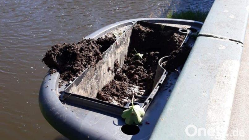 Unbekannte zerstörten die Blumenkästen an der Naabbrücke in Nabburg. Bild: Bernd Hofmann/exb