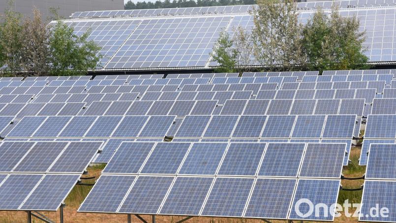 Eine veränderte Ausrichtung der Solarmodule soll beim „Solarpark Deponie Kalkhäusel“ mehr Leistung bringen. Symbolbild: Gabi Schönberger