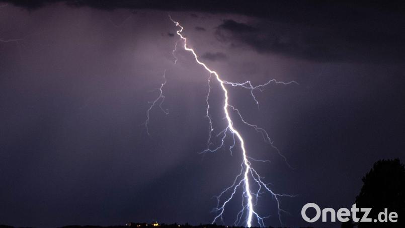 Der Deutsche Wetterdienst (DWD) warnt vor starken Gewittern in Teilen der Oberpfalz. Symbolbild: Robert Michael/dpa-Zentralbild/dpa/Symbolbild