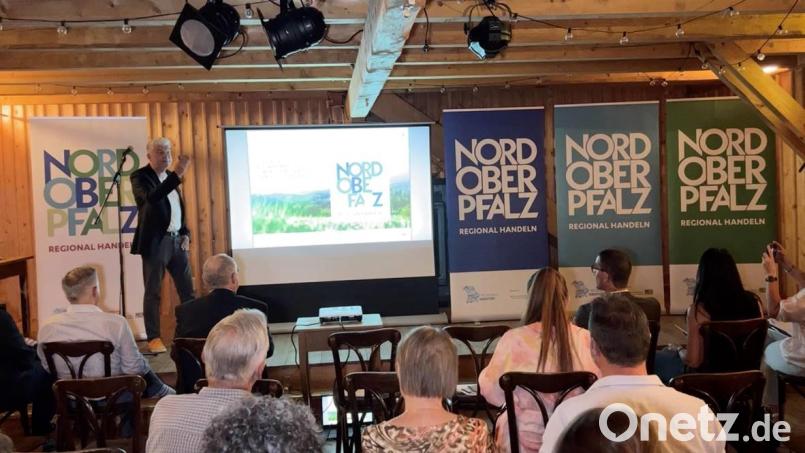 André Kinne von der Augsburger Agentur Brandgrad stellte den Gästen die neue Dachmarke vor. Bild: Gustl Beer