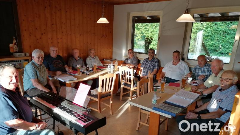 Blick in die Singstunde der Chorgemeinschaft Krummennaab/Thumsenreuth, links am E-Piano Dirigent Helmut Wolf. Bild: den