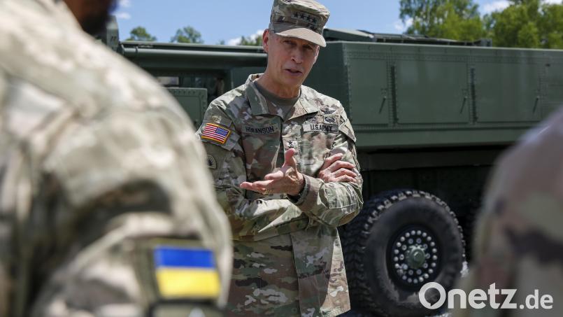 Der Chef der US-Nationalgarde, General Daniel Hokanson, spricht in Grafenwöhr mit ukrainischen Soldaten. Bild: Sgt. 1st Class Zach Sheely