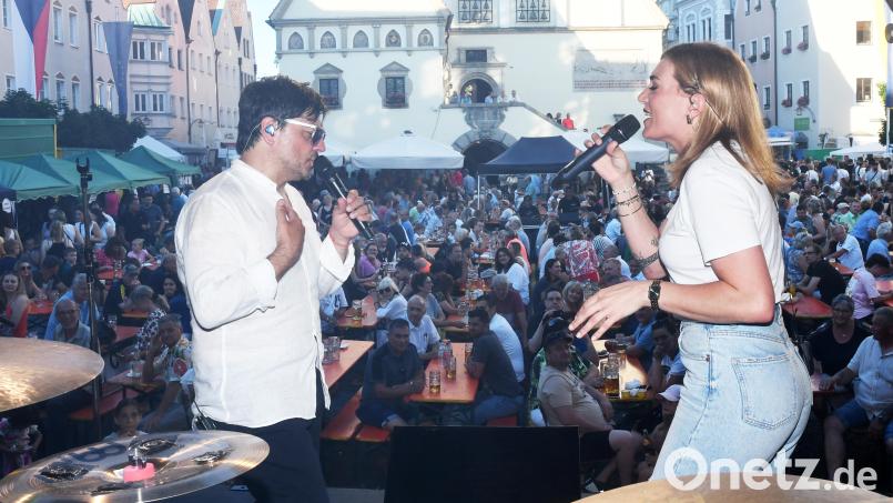 &quot;Pino Barone &amp; Band&quot; heizten dem Publikum am Oberen Markt ordentlich ein. Bild: Gabi Schönberger