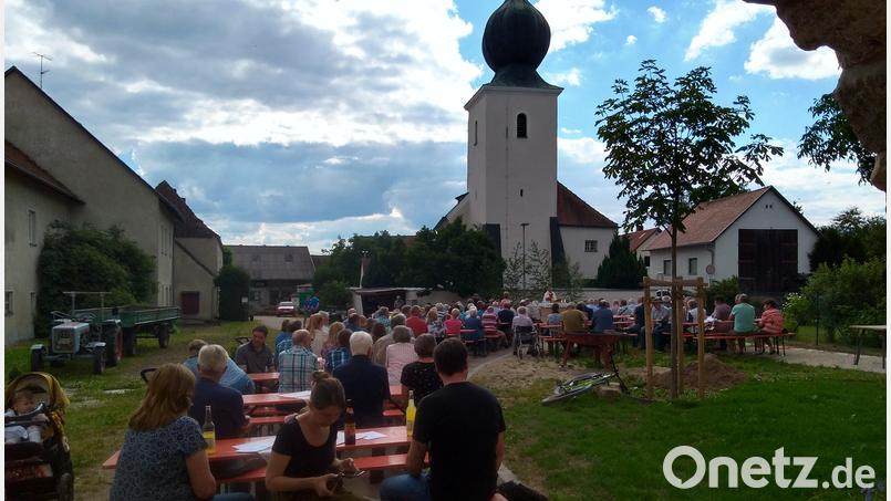 Bei bestem Wetter ist der Platz zwischen Torhaus und Kirche sehr gut gefüllt. Bild: tra