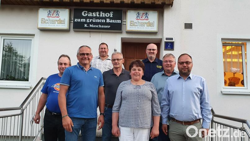 Das Bild zeigt den gewählten Vorstand der CSU Pullenreuth. In der vorderen Reihe (von links) Vorsitzender Hubert Kraus sowie die Stellvertreter Christa Bayer und Alexander Hecht. In der mittleren Reihe stehen Thomas Kellner, Schriftführer Hubert Heinl und Stephan Plannerer. In der hinteren Reihe sind Kreisrat Markus Übelmesser und Karl Maschauer zu sehen. Bild: Alexander Hecht/exb