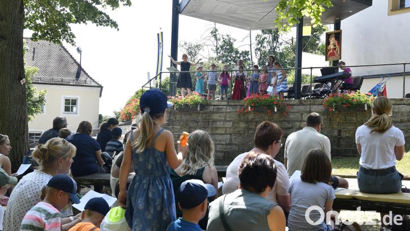 Die Kinder hatten am Montagnachmittag auf dem Amberger Mariahilfberg ihre eigene Andacht. Diese gestalteten Zweit- bis Viertklässler aus Ammersricht und Kümmersbruck mit. Bild: Petra Hartl