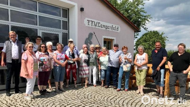 Herr Norbert Schuller (ehrenamtlicher Unterstützer) und Wolfgang Stangl (Erster Vorsitzender der FFW Lengenfeld) hatten einige spannende Informationen für die interessierten Besucher vorbereitet. Bild: Janka Hannemann-Mathes/exb