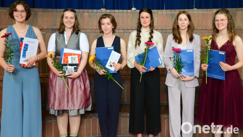 Das sind die besten Abiturientinnen des Elly-Heuss-Gymnasiums in Weiden: (von links) Luisa Zirpel, Rebecca Pollmann, Emilie Kühner, Johanna Hartwig, Franziska Landgraf und Nina Artmann. Bild: Kunz