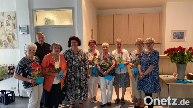 Von rechts nach links
Christl Legat, Stadtpfarrer Flierl, Helga Zintl, Barbara Schmid, Monika Etterer, Maria Wührl, Genofeva Häring, Helga Hladik, Christa Stock. Bild: Barbara Schmid/exb