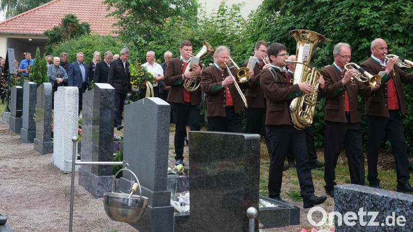 Die Fensterbacher Blaskapelle führte den Trauerzug zum Grab des verstorbenen Alois Dirrigl an. Zahlreiche Vereinsvertreter folgten mit Kränzen und Blumenschalen. Bild: Hirsch