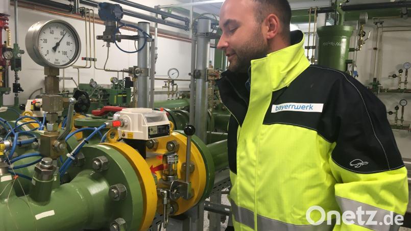 Der Leiter der Gas-Netzbewirtschaftung Christoph Niedermeier im Bezugspunkt. Alles ist ruhig. Für die Versorgung ist das Biogas zuständig. Erdgas wird nicht bebraucht. Bild: ihl