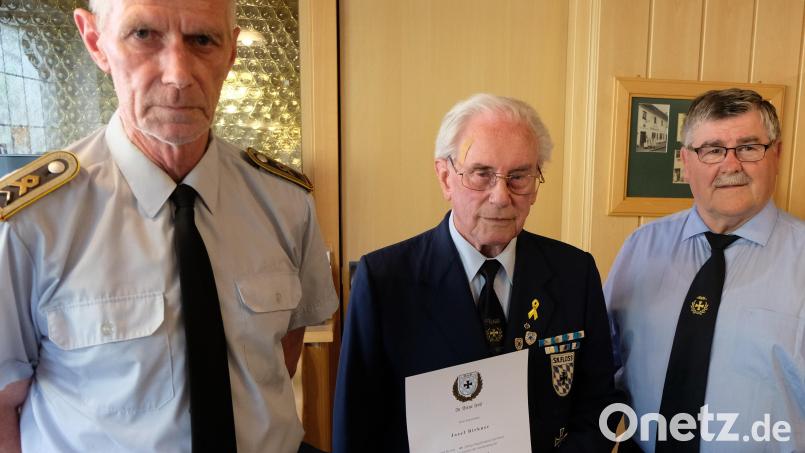 Hans Eismann (links) und Heinrich Scheidler (rechts) zeichnen Josef Birkner (Mitte) für 65-jährige Treue zur Soldatenkameradschaft aus. Bild: le