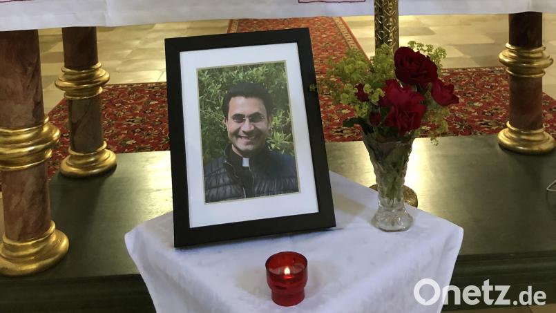 Das Bild vor dem Volksaltar erinnert im Altarraum der St. Nikolauskirche an den verunglückten Pater Binu Bild: ga