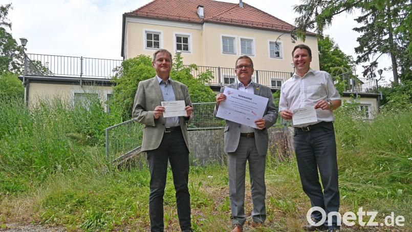 Die Frage, ob das laufende Bebauungsplanaufstellungsverfahren „Sanierung und Erweiterung der Gaststätte auf dem Mariahilfberg“ weitergeführt oder beendet werden soll, gilt es beim Bürgerentscheid am Sonntag, 24. Juni, zu beantworten. Wahlleiter Bernhard Mitko, 2. Bürgermeister Martin Preuß und sowie stellvertretender Wahlleiter Martin Schafbauer (von links) machten darauf aufmerksam, dass die Benachrichtigungen für die Abstimmung versandt werden. Bild: Thomas Graml
