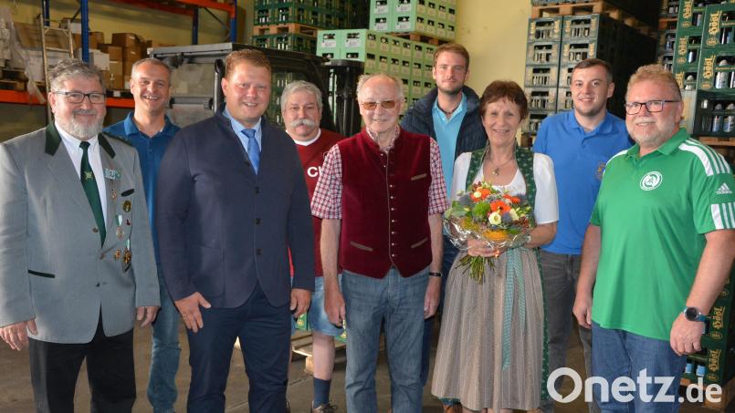 Michael Hösl (Mitte) freute sich über viele Glückwünsche zum 75. Geburtstag. Es gratulierten unter anderem (von links) Josef Wurdack (Schützengesellschaft), Markus Schuller (Männergesangverein), Bürgermeister Stefan Grillmeier, Hans Kraft (1. FCN-Fanclub), Alexander Hutterer (Burschenverein), Ehefrau Christine, Tobias Zintl (Burschenverein) und Gerhard Greim (SV Mitterteich). Bild: jr