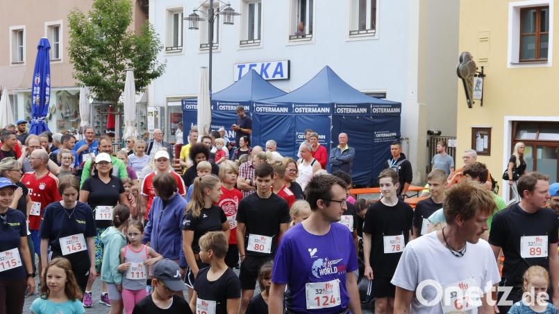 ´150 Teilnehmer aus allen Altersgruppen starteten zum 32 Sparkassen-Stadtlauf in Sulzbach-Rosenberg. Bild: mfh