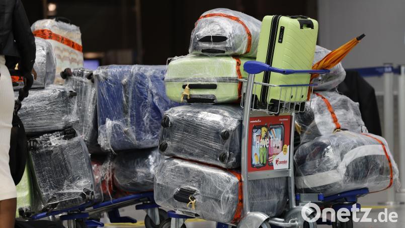 Koffer stapeln sich in der Flughafen-Halle: So sieht ganz häufig der Urlaubsbeginn aus. Derzeit gibt es aber Probleme bei der Abfertigung, weil zu wenig Personal vorhanden ist. Bild: Thomas Banneyer/dpa
