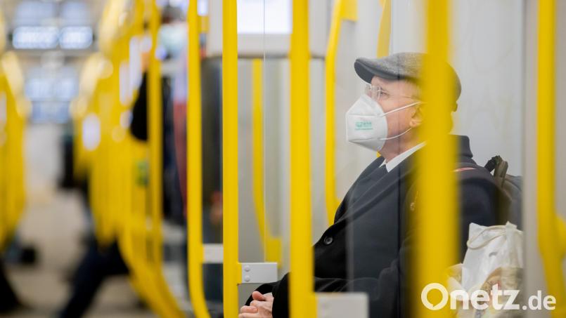 Ein Mann sitzt mit FFP2-Maske in der U-Bahn. In Bayern reicht demnächst das Tragen einer medizinischen Maske. Symbolbild: Christoph Soeder