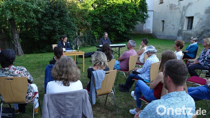 Kurt F. Stangl las im Schlosshofgarten aus seinem Roman "Gott war dort, aber sie ist schon wieder fort“. Bild: hm
