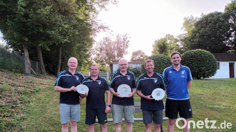 Die Eisstockschützen des SV Freudenberg ermitteln ihre Vereinsmeister (von links): Herbert Schlegl, Michael Zimmermann, Sieger Walter Bauer, Richard Straller und Abteilungsleiter Christoph Walter Bild: koa