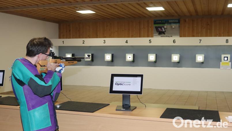 Jugendleiter Tom Rybak demonstriert das Schießen auf dem neuen elektronischen Stand. Bild: mrr